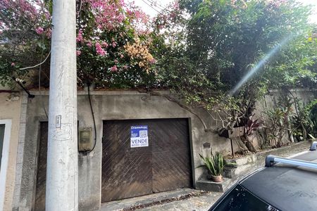 Casa à venda com 146m², 3 quartos e 2 vagas Casa à venda com 146m², 3 quartos e 2 vagasFachada