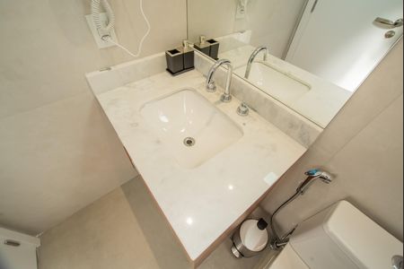Banheiro de kitnet/studio para alugar com 1 quarto, 30m² em Vila Clementino, São Paulo