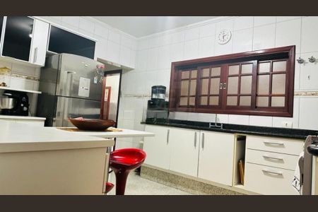 Casa à venda com 4 quartos, 250m² em Vila Marieta, Campinas