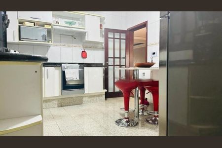 Casa à venda com 4 quartos, 250m² em Vila Marieta, Campinas