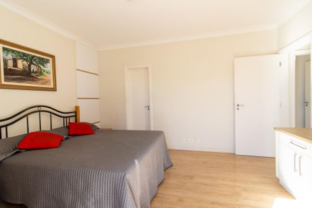 Casa de condomínio à venda com 300m², 4 quartos e 7 vagasSuíte 1 