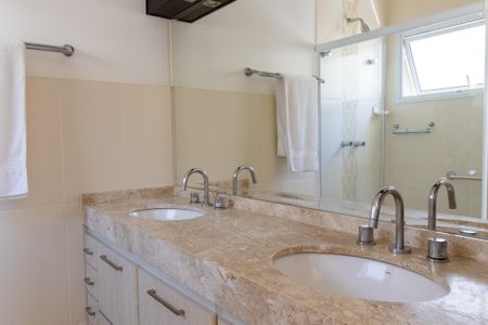 Casa de condomínio à venda com 300m², 4 quartos e 7 vagasBanheiro da Suíte 1