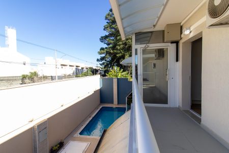 Casa de condomínio à venda com 300m², 4 quartos e 7 vagasÁrea externa