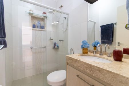 Casa de condomínio à venda com 300m², 4 quartos e 7 vagasBanheiro da Suíte 2