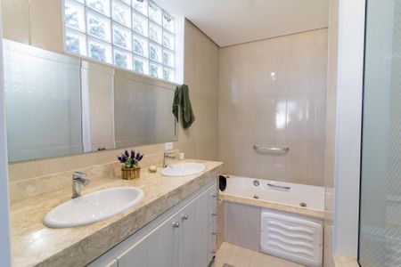 Banheiro da Suíte 3 de casa de condomínio à venda com 4 quartos, 300m² em Parque Taquaral, Campinas