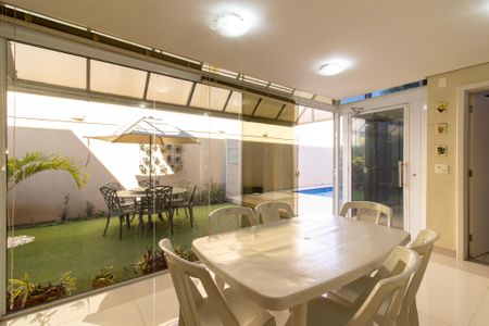 Casa de condomínio à venda com 300m², 4 quartos e 7 vagasSala de Jantar