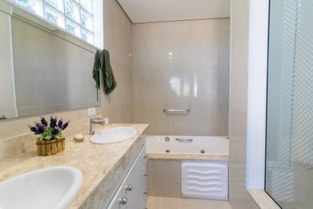 Casa de condomínio à venda com 300m², 4 quartos e 7 vagasBanheiro da Suíte 3