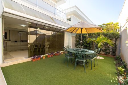 Casa de condomínio à venda com 300m², 4 quartos e 7 vagasÁrea externa