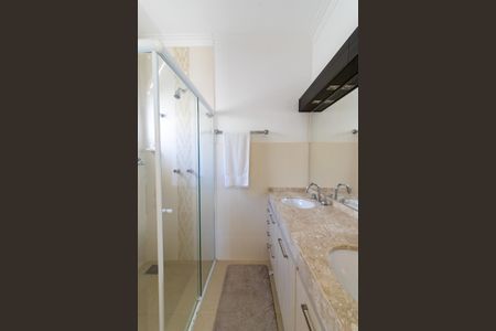 Casa de condomínio à venda com 300m², 4 quartos e 7 vagasBanheiro da Suíte 1