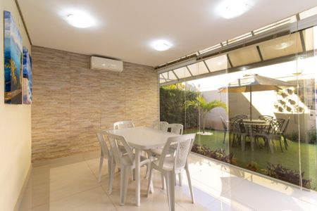 Casa de condomínio à venda com 300m², 4 quartos e 7 vagasSala de Jantar