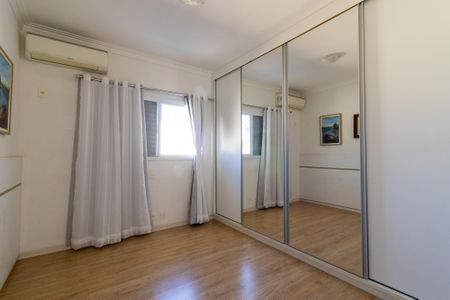 Casa de condomínio à venda com 300m², 4 quartos e 7 vagasSuíte 2 