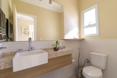 Casa de condomínio à venda com 300m², 4 quartos e 7 vagasLavabo