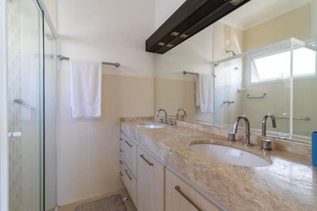Casa de condomínio à venda com 300m², 4 quartos e 7 vagasBanheiro da Suíte 1