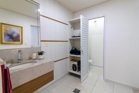 Casa de condomínio à venda com 300m², 4 quartos e 7 vagasLavabo 2