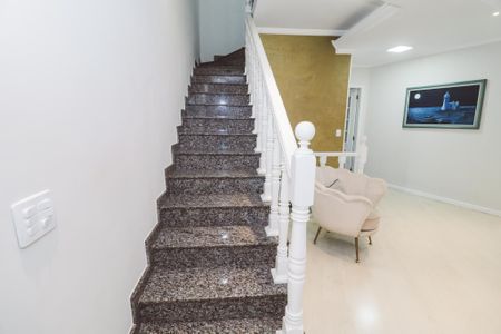 Casa à venda com 232m², 3 quartos e 4 vagas Casa à venda com 232m², 3 quartos e 4 vagasEscada