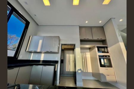 Casa à venda com 342m², 4 quartos e 4 vagas