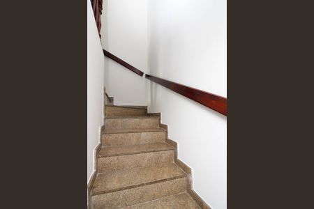Apartamento à venda com 200m², 4 quartos e 2 vagas Apartamento à venda com 200m², 4 quartos e 2 vagasEscada
