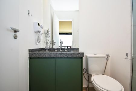 banheiro de kitnet/studio para alugar com 1 quarto, 27m² em Pinheiros, São Paulo
