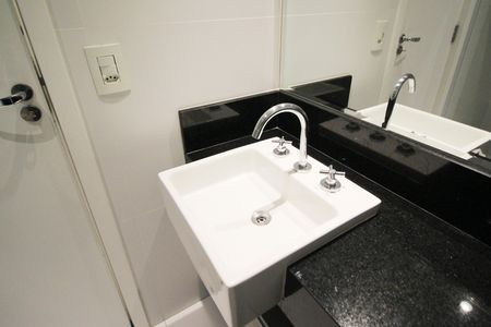 Banheiro de kitnet/studio à venda com 1 quarto, 27m² em Indianópolis, São Paulo