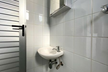 Banheiro de serviço de apartamento para alugar com 3 quartos, 100m² em Belvedere, Belo Horizonte