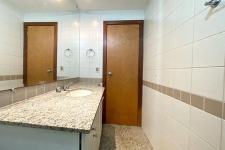 Apartamento à venda com 100m², 3 quartos e 2 vagas Apartamento à venda com 100m², 3 quartos e 2 vagasBanheiro social