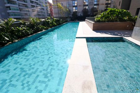 Apartamento à venda com 201m², 3 quartos e 3 vagas Apartamento à venda com 201m², 3 quartos e 3 vagasÁrea comum - Piscina