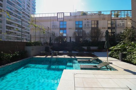 Apartamento à venda com 201m², 3 quartos e 3 vagas Apartamento à venda com 201m², 3 quartos e 3 vagasÁrea comum - Piscina