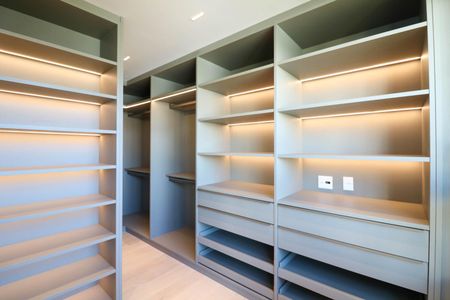 Apartamento à venda com 201m², 3 quartos e 3 vagas Apartamento à venda com 201m², 3 quartos e 3 vagasCloset da suíte 3