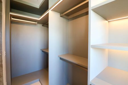 Apartamento à venda com 201m², 3 quartos e 3 vagas Apartamento à venda com 201m², 3 quartos e 3 vagasCloset da suíte 3
