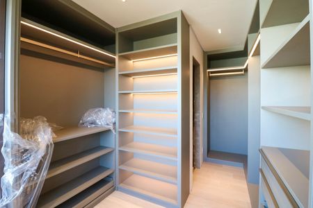 Apartamento à venda com 201m², 3 quartos e 3 vagas Apartamento à venda com 201m², 3 quartos e 3 vagasCloset da suíte 3