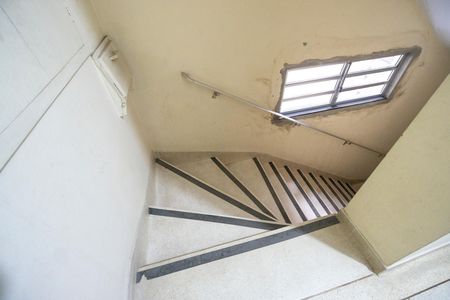 Apartamento à venda com 48m², 2 quartos e sem vaga Apartamento à venda com 48m², 2 quartos e sem vagaEscada