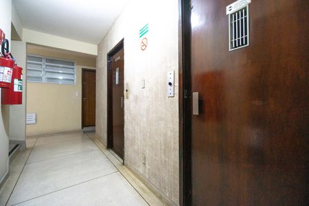 Apartamento à venda com 48m², 2 quartos e sem vaga Apartamento à venda com 48m², 2 quartos e sem vagaHall dos elevadores