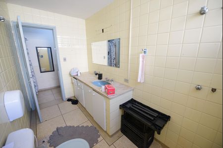 Casa para alugar com 480m², 4 quartos e 2 vagas Casa para alugar com 480m², 4 quartos e 2 vagasBanheiro 1
