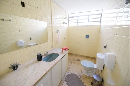 Casa para alugar com 480m², 4 quartos e 2 vagas Casa para alugar com 480m², 4 quartos e 2 vagasBanheiro 1