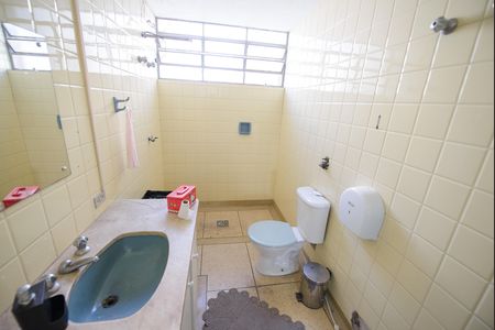 Casa para alugar com 480m², 4 quartos e 2 vagas Casa para alugar com 480m², 4 quartos e 2 vagasBanheiro 1