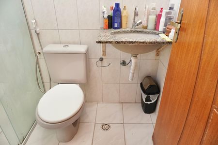 Apartamento à venda com 64m², 3 quartos e 1 vaga Apartamento à venda com 64m², 3 quartos e 1 vagaBanheiro da Suíte