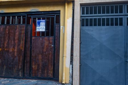 Casa para alugar com 70m², 2 quartos e sem vagaFachada + placa 