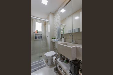 Banheiro de apartamento à venda com 1 quarto, 54m² em Jardim do Salso, Porto Alegre