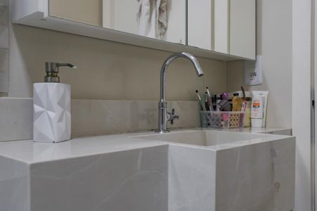 Banheiro de apartamento à venda com 1 quarto, 54m² em Jardim do Salso, Porto Alegre