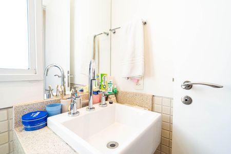 Apartamento à venda com 47m², 2 quartos e 1 vaga Apartamento à venda com 47m², 2 quartos e 1 vagaBanheiro Social