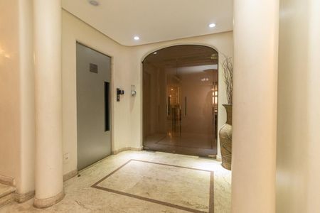 Apartamento à venda com 136m², 3 quartos e 2 vagas Apartamento à venda com 136m², 3 quartos e 2 vagasHall de entrada