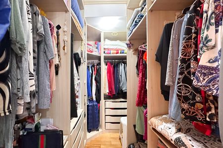 Apartamento à venda com 107m², 3 quartos e 2 vagas Apartamento à venda com 107m², 3 quartos e 2 vagasCloset da suíte
