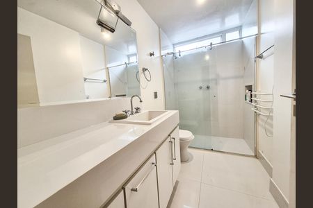 Apartamento para alugar com 180m², 4 quartos e 2 vagas Apartamento para alugar com 180m², 4 quartos e 2 vagasBanheiro da Suíte 1