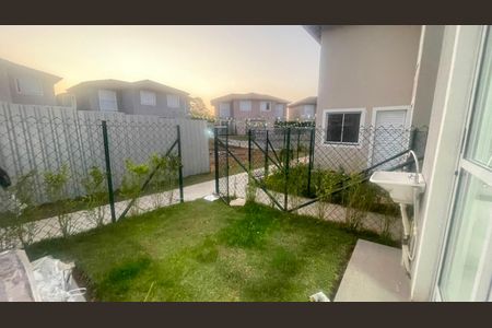 Jardim/ Área de serviço de casa de condomínio para alugar com 2 quartos, 60m² em Jardim dos Pereiras (caucaia do Alto), Cotia
