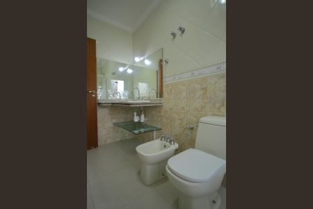 Casa de condomínio para alugar com 420m², 4 quartos e 6 vagasBanheiro Suíte 1 