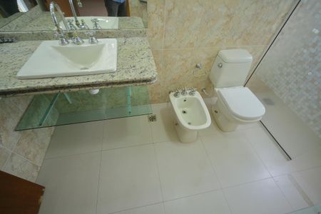 Casa de condomínio para alugar com 420m², 4 quartos e 6 vagasBanheiro Suíte 1 