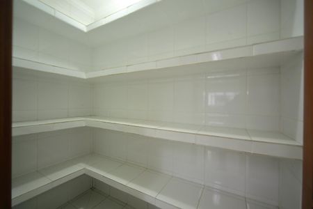 Casa de condomínio para alugar com 420m², 4 quartos e 6 vagasDespensa 