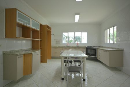 Casa de condomínio para alugar com 420m², 4 quartos e 6 vagasCozinha 