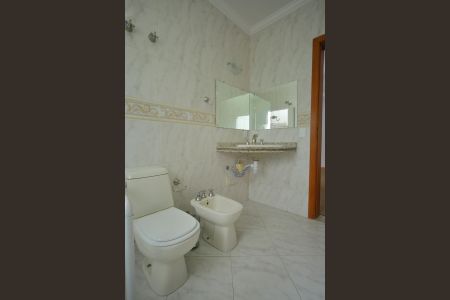Casa de condomínio para alugar com 420m², 4 quartos e 6 vagasBanheiro Suíte 3