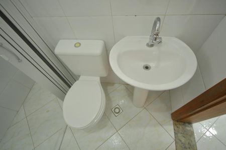 Casa de condomínio para alugar com 420m², 4 quartos e 6 vagasBanheiro de serviço